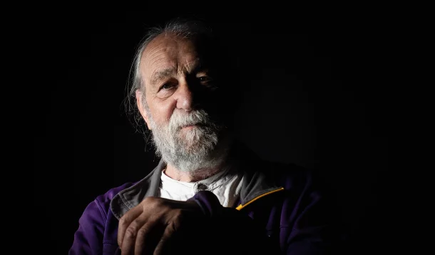 Homme âgé avec barbe grise