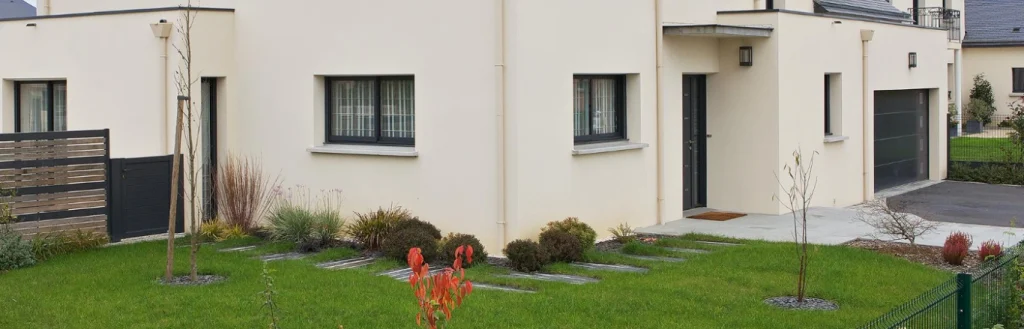Maison moderne avec jardin vert