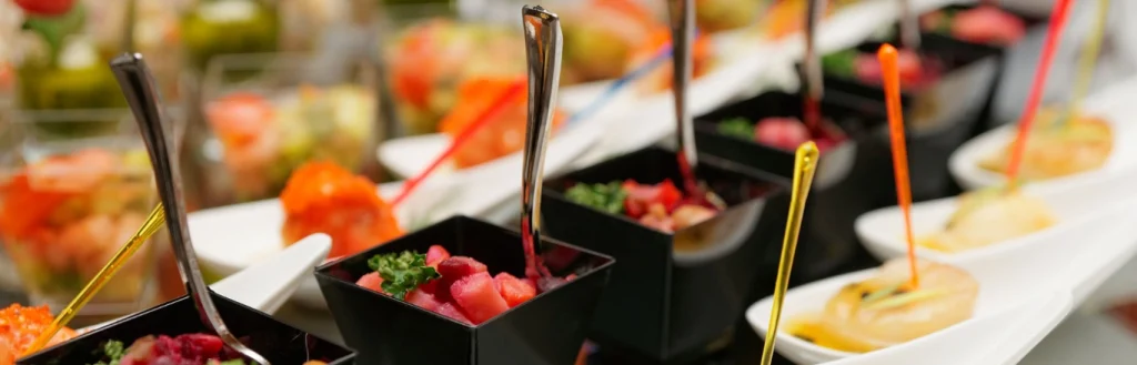 Plats variés en petits contenants