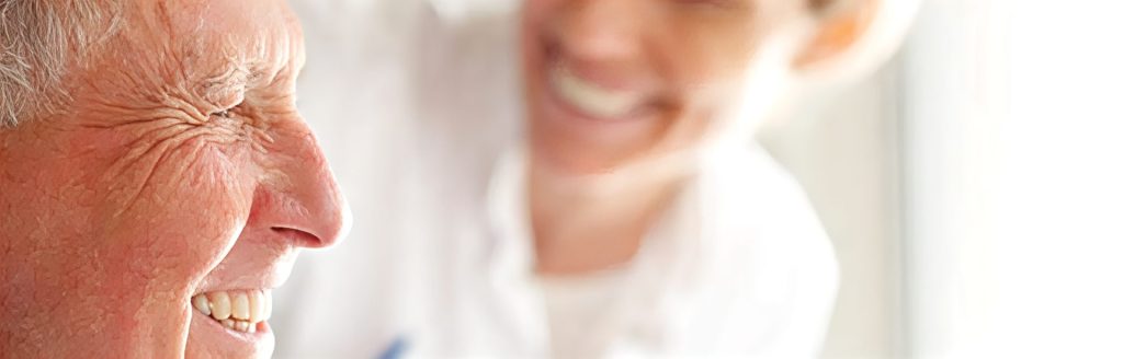 Homme souriant avec aide