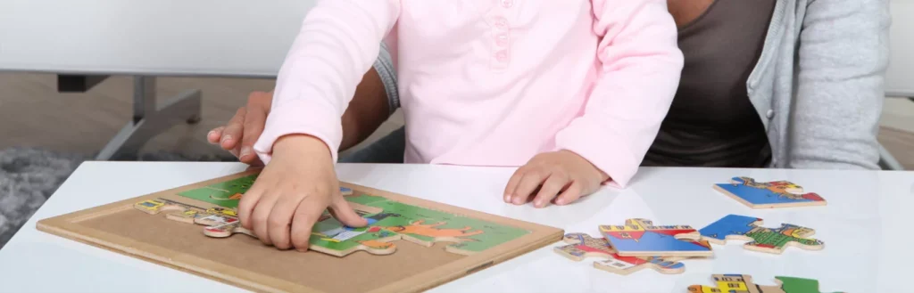 Enfant assemblant un puzzle