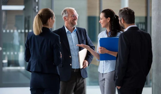 Discussion entre collègues au travail