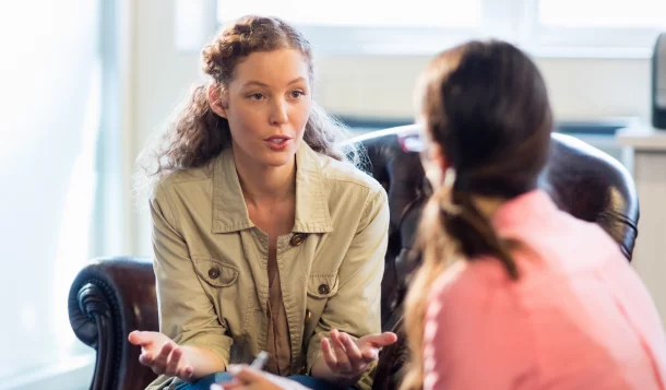 Deux femmes en conversation